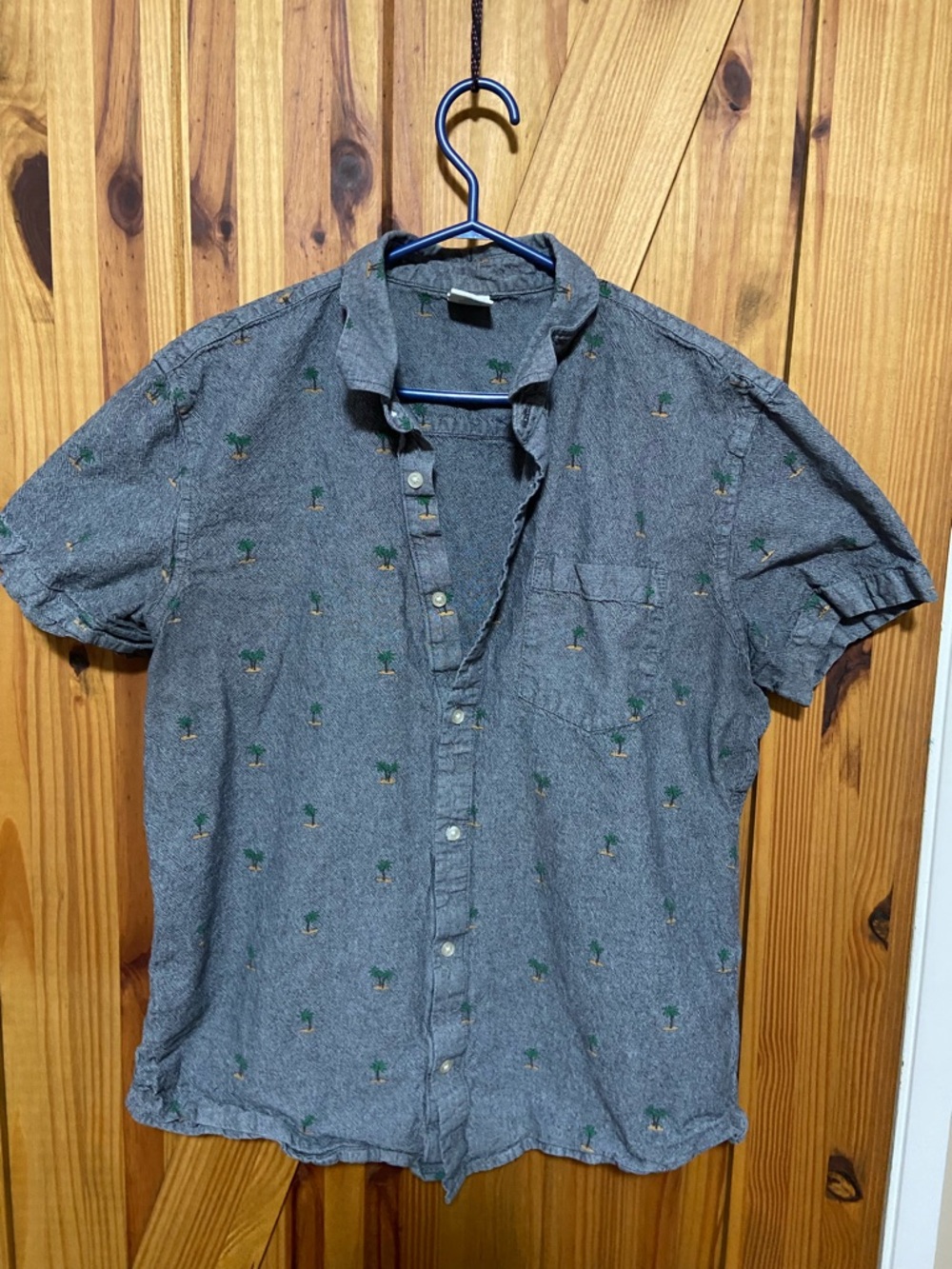 Urban Heritage FestivalGray Short-Sleeve Button-Down Shirt with Green Palm Motif
